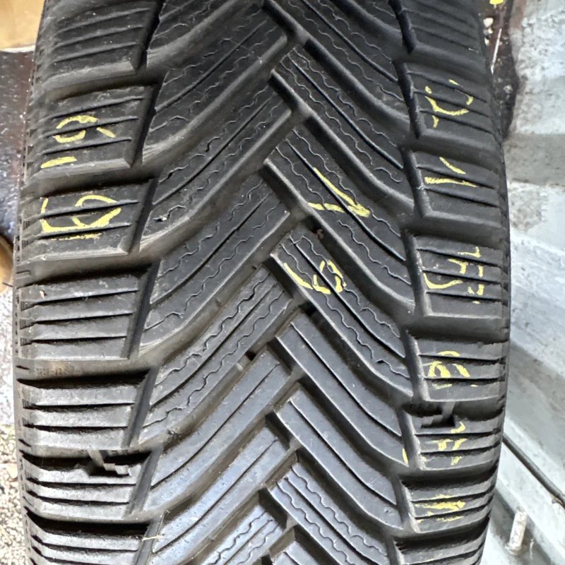 Michelin Alpin 6 215/65 R16
